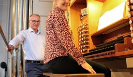 Erik Matz und Merle Hillmer an der Orgel von St. Marien