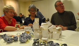 Kurt Wiedenhoff, Vorsitzender der Tafel, packt mit an.